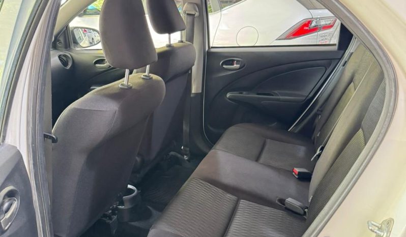 Toyota Etios 1.5 4ptas X 6MT (L18) lleno